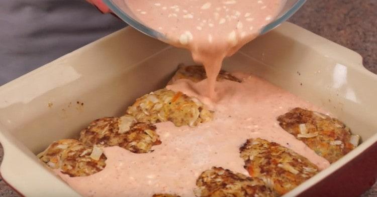 Pour the resulting sauce into lazy cabbage rolls in the form and put it in the oven.