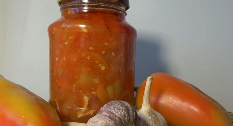 We close the lecho in Bulgarian in sterilized jars.