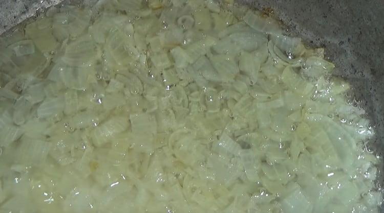 Spread onion in butter.