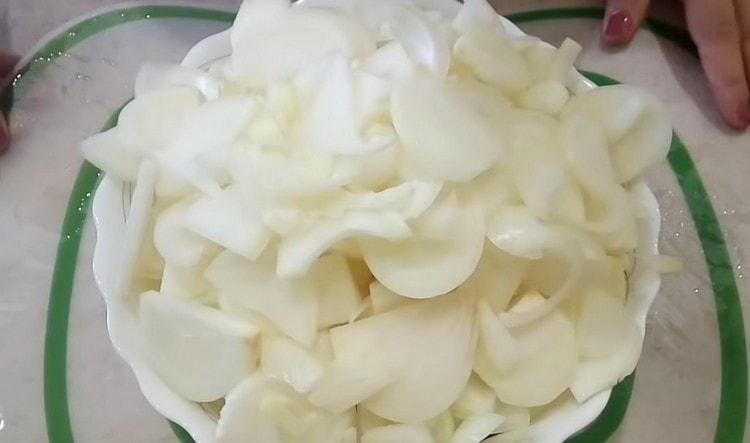 Cut the onion in half rings.