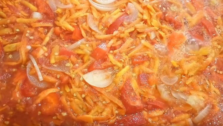 In the pan we lay all the prepared vegetables and cook.