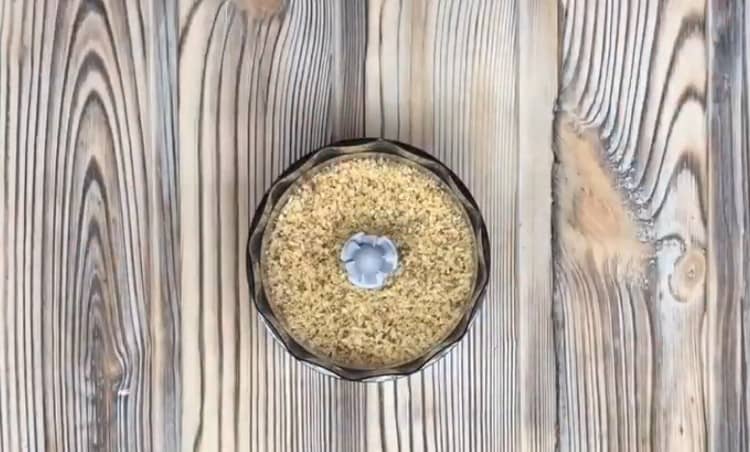 We grind walnuts with a blender.