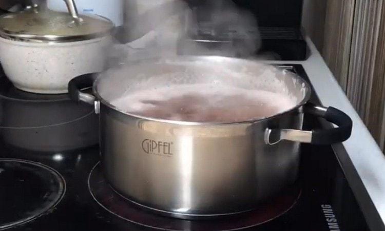 Bring the beans to a boil, and then drain the water.