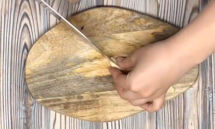 Grind the garlic with a knife.