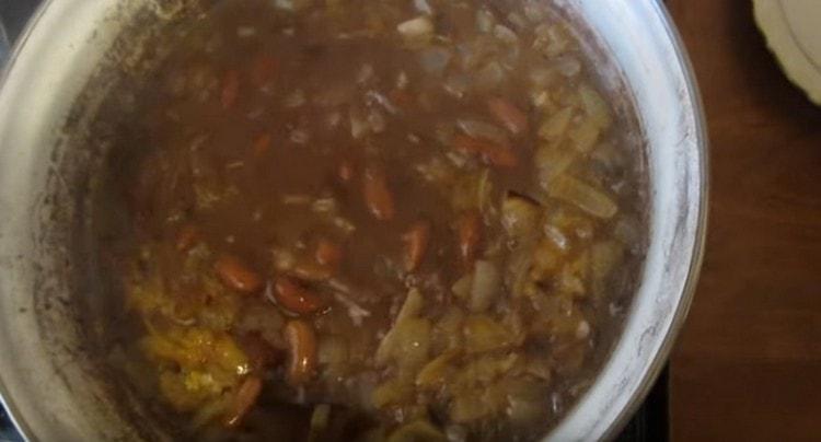 Add the fried onions to the beans, cook for another 10 minutes.