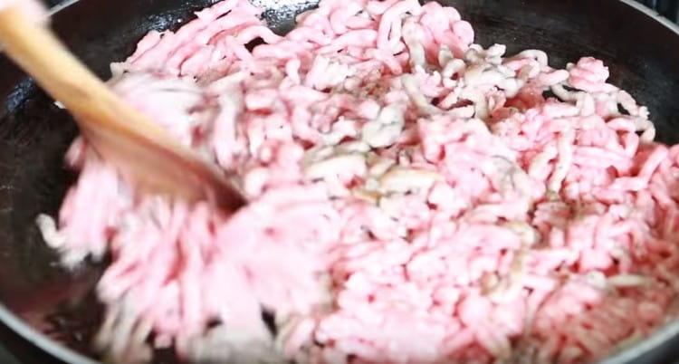 Stir the minced meat with a spatula.
