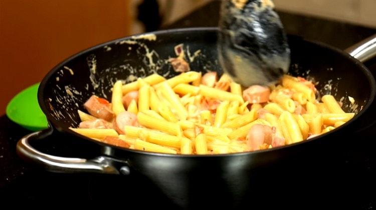 Mix the ingredients, simmer for a few more minutes.