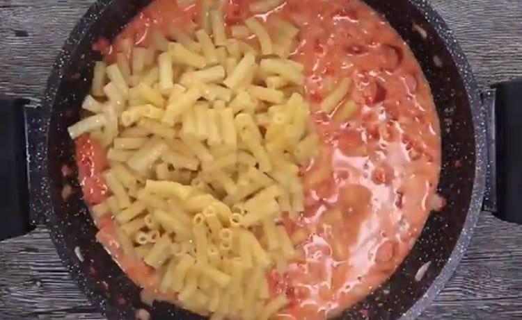 Now you can spread the pasta in the sauce.
