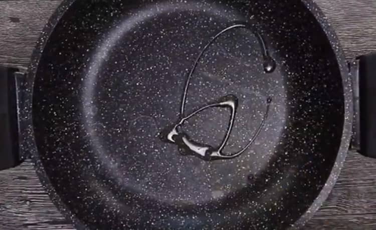 Heat the pan with olive oil.