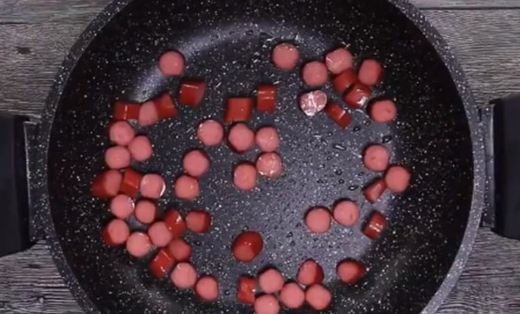 Spread sausages in a pan and fry.
