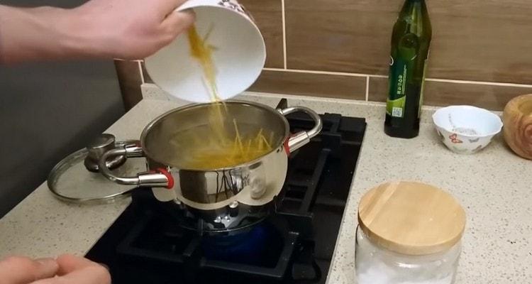 Spaghetti spread in boiling water and cook.