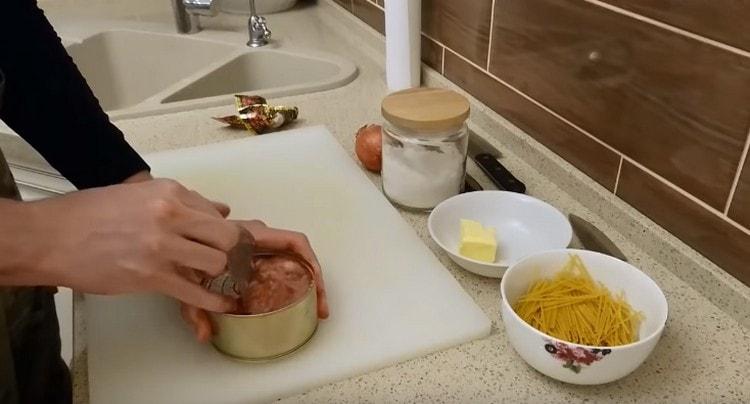 Open the jar of stew.