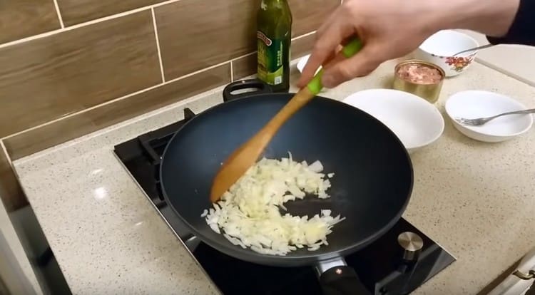 Fry onion in oil.
