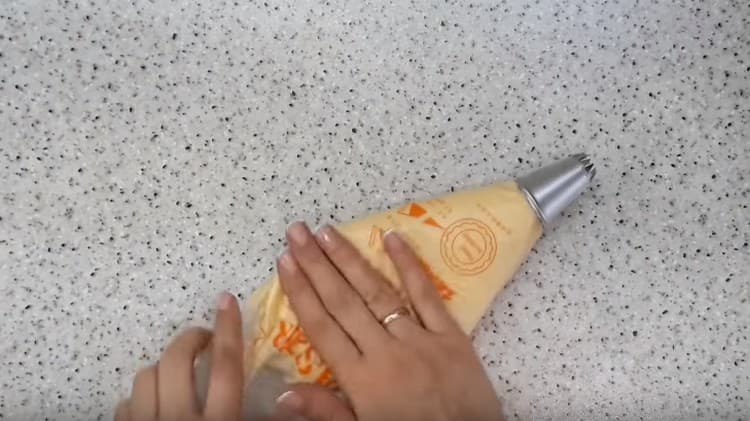 Put the dough in a pastry bag.