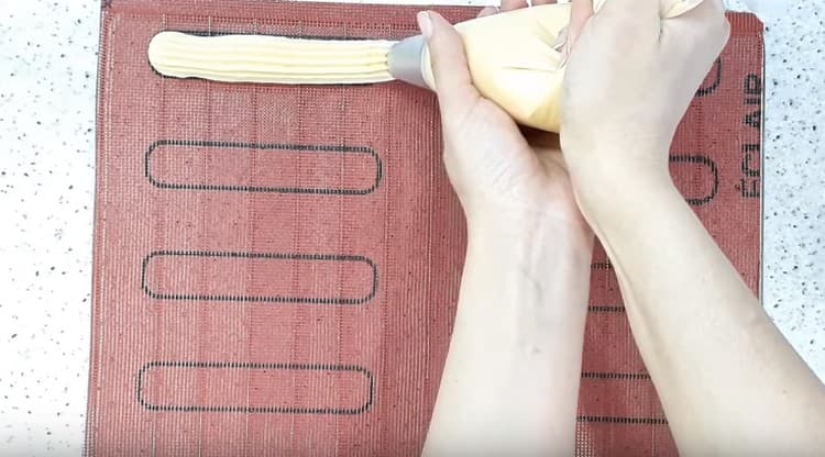 We sit down the eclairs on a silicone mat.