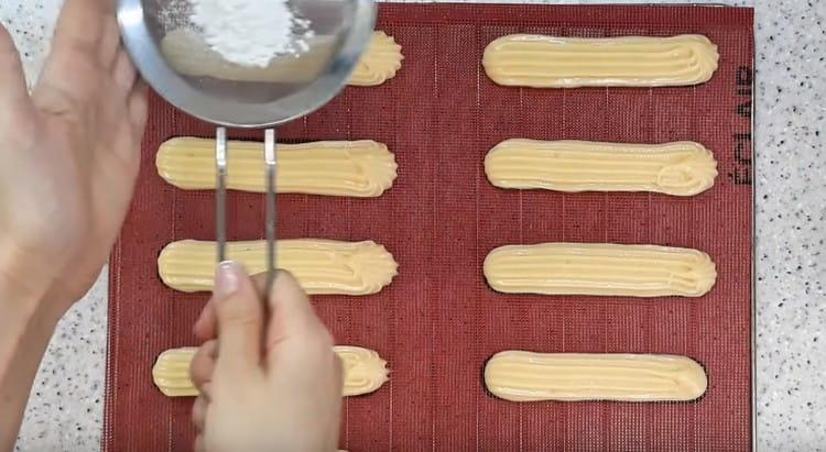 We dust the workpieces with powdered sugar.