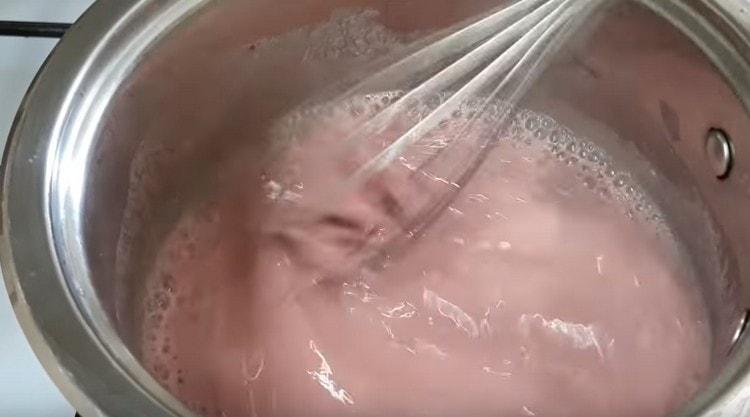 Cook the mass, bring to a boil.