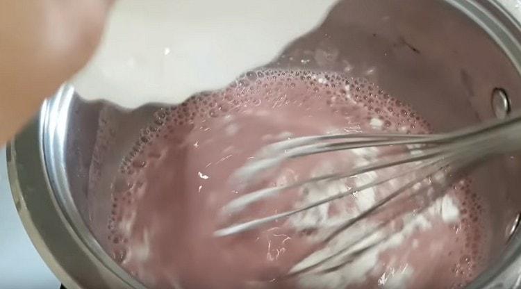 We introduce a mixture of starch and flour into the raspberry mass.
