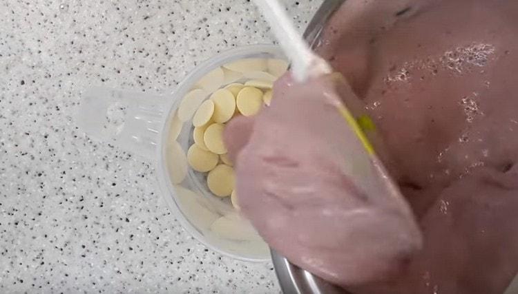 We spread the hot cream to white chocolate.