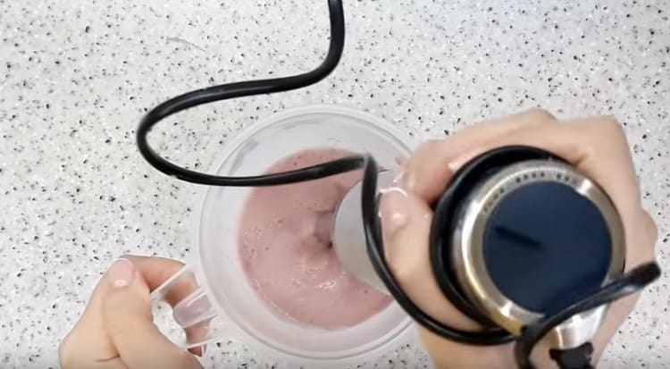 We interrupt the cream with chocolate with a blender.