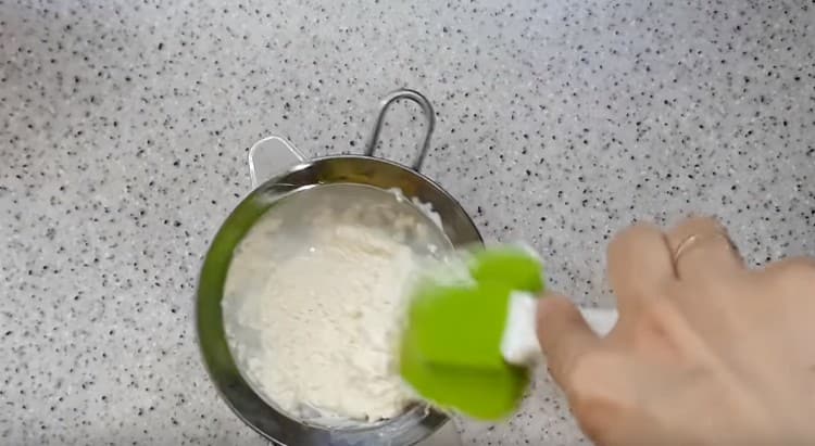 Pour the coconut flakes with cream, when infused, pass through a sieve.