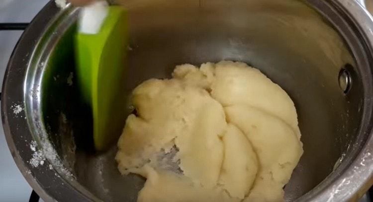 For a few minutes, keep the dough on low heat.