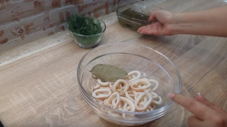 Add bay leaf to squid.