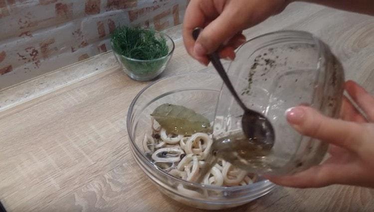 pour squid with marinade.