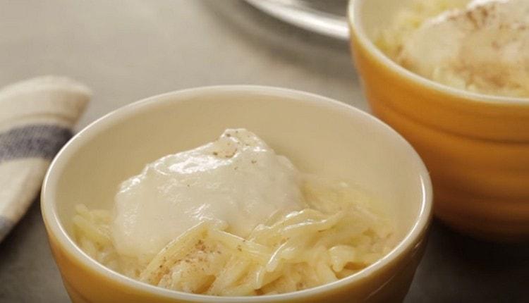 Sprinkle the dish with cinnamon.