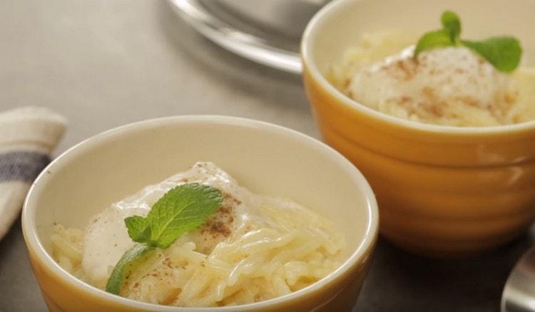 Milk noodles will look more appetizing if you decorate it with a leaf of mint.