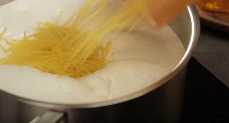 In boiled milk, spread the vermicelli.