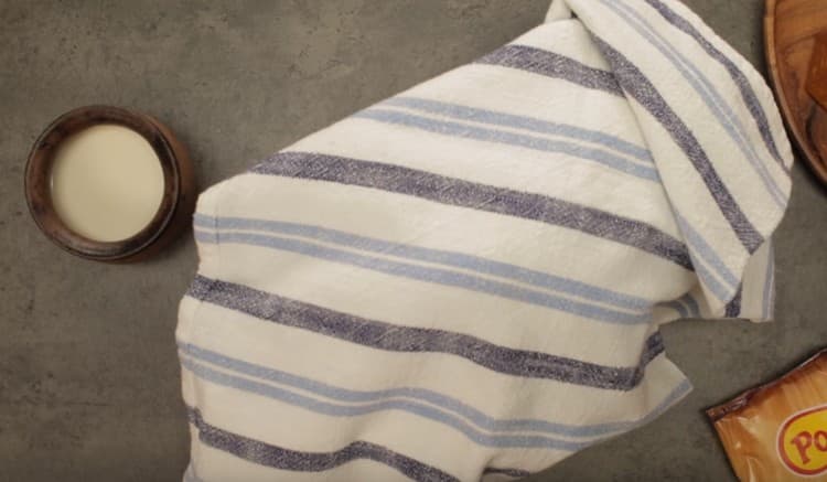 Wrap a noodle pan with a towel.