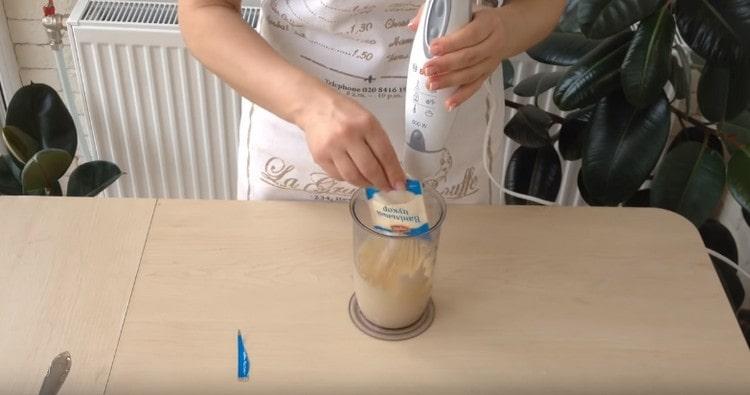 Add vanilla sugar to the yolk.