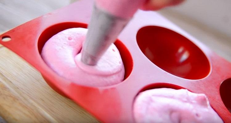 Using a pastry bag, we fill the silicone molds with mousse.