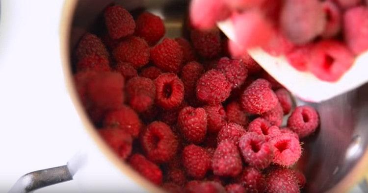Put raspberries in the stewpan.