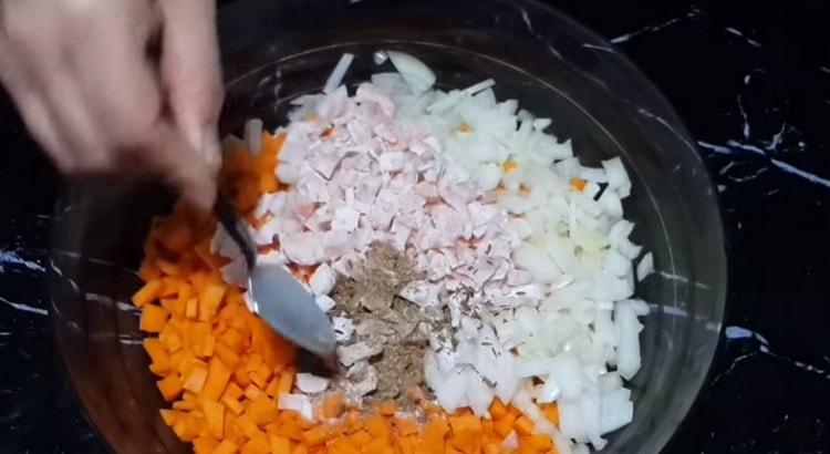 Add pepper to the filling.