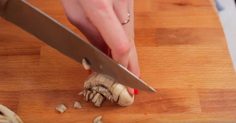 Finely chop the mushrooms.