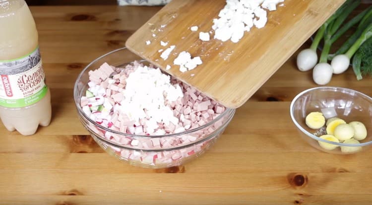 We cut the egg whites and send to the rest of the ingredients.