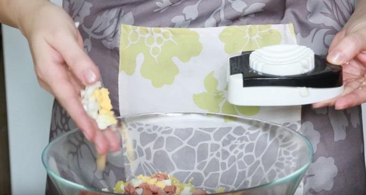 Using the egg slicer, we cut the eggs.