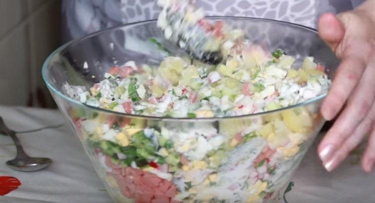 Dress the dish with sour cream, mix.