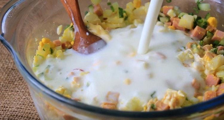 Add kefir to the okroshka.