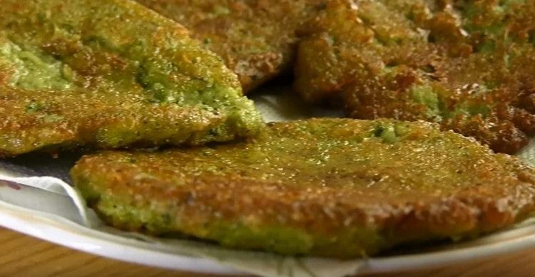 We put the finished pancakes on paper towels so that they absorb fat.