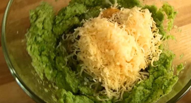 Add the grated cheese to the cabbage mass.