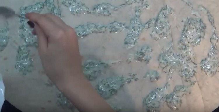 Lubricate the resulting pita leaf sauce.