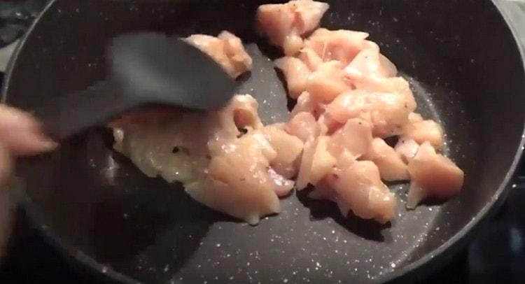 fry the chicken in a pan.