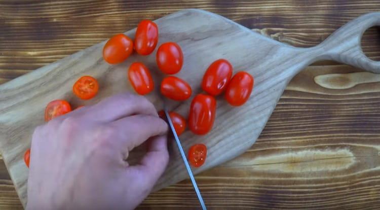 Cut the cherry tomatoes into two halves.