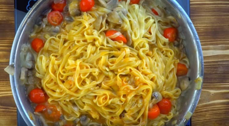 Spicy pasta in a creamy sauce is ready