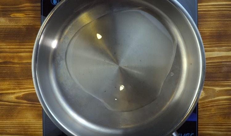 Heat the pan with vegetable oil.