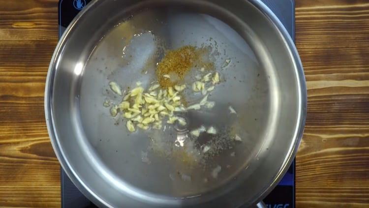 Spread chopped garlic in oil.