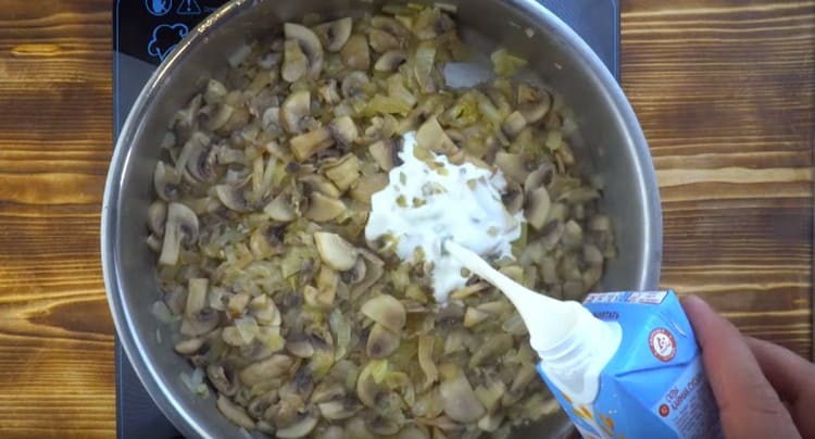 Add vegetable cream to the pan.